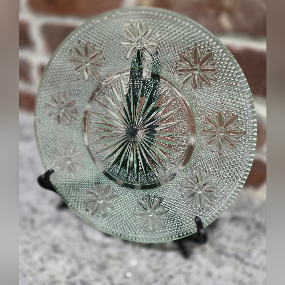 Pressed Glass/Starburst And Daisy Pattern Plate - Picture 4 of 4